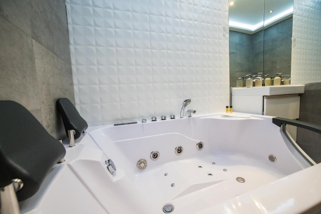 Leo Apartments Main Square Краков Экстерьер фото