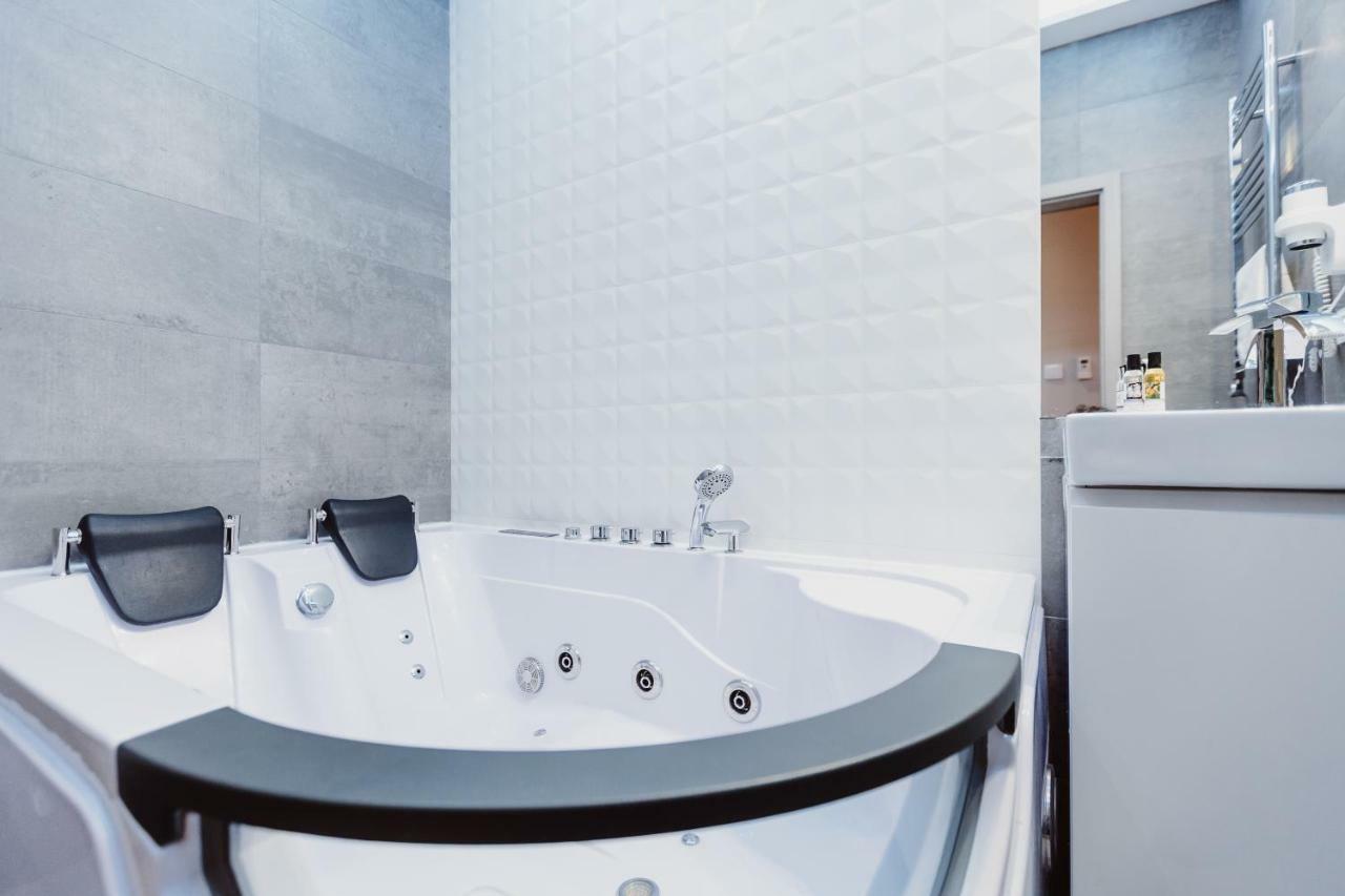 Leo Apartments Main Square Краков Экстерьер фото